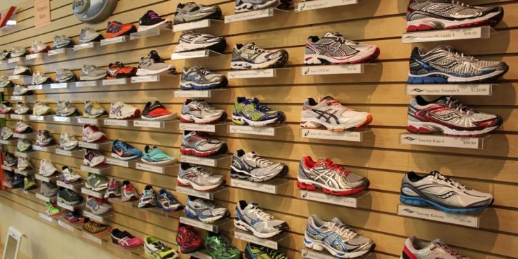 “غوغل” تتيح تجربة الأحذية افتراضيا قبل شرائها