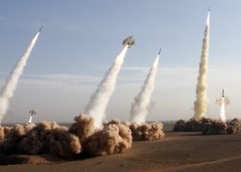 أكسيوس: إيران أطلقت 6 صواريخ باتجاه القواعد الأميركية في قطر