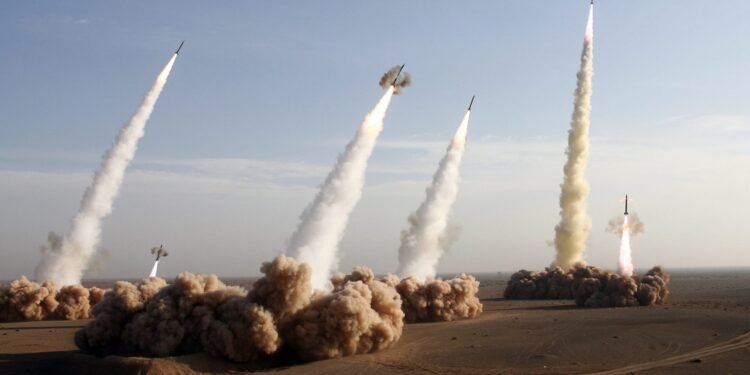 أكسيوس: إيران أطلقت 6 صواريخ باتجاه القواعد الأميركية في قطر