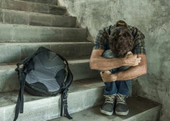 لماذا يشعر الشباب في كل مكان بالتعاسة؟