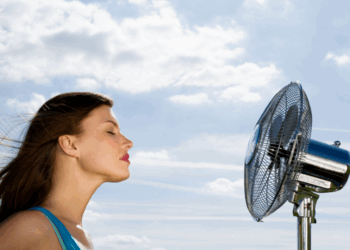 “عكس المتوقع”.. الطريقة الأفضل لاستخدام المروحة لتبريد المنزل بفعالية!