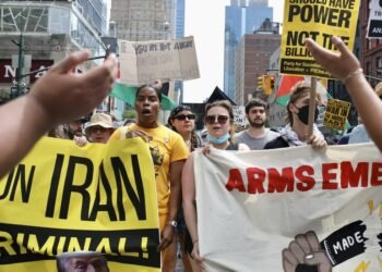 نيويورك.. احتجاجات منددة بالضربة الأمريكية لإيران 