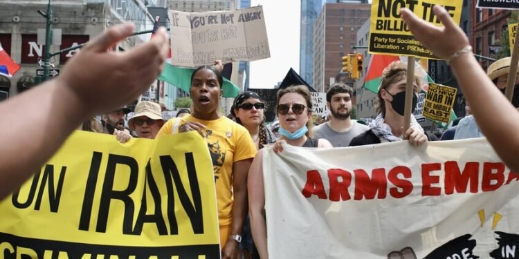 نيويورك.. احتجاجات منددة بالضربة الأمريكية لإيران 