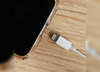 فصل الشاحن أم الهاتف أولا؟.. عادات بسيطة تطيل عمر البطارية