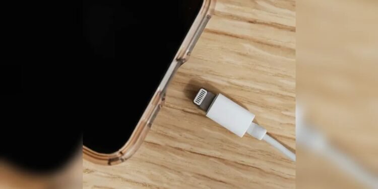 فصل الشاحن أم الهاتف أولا؟.. عادات بسيطة تطيل عمر البطارية