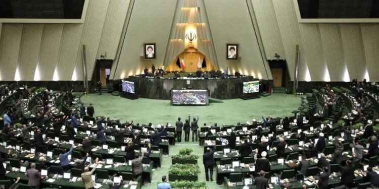 البرلمان الإيراني يعلق التعاون مع الوكالة الدولية للطاقة الذرية