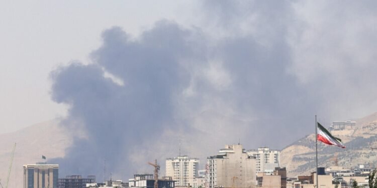 العراق يحذر من استمرار الحرب: تهدد بحدوث كوارث صحية وبيئية