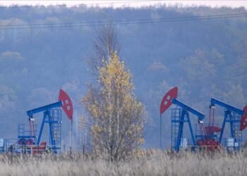 النفط يرتفع مع تراجع المخزونات الأميركية