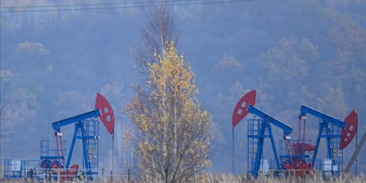 النفط يرتفع مع تراجع المخزونات الأميركية
