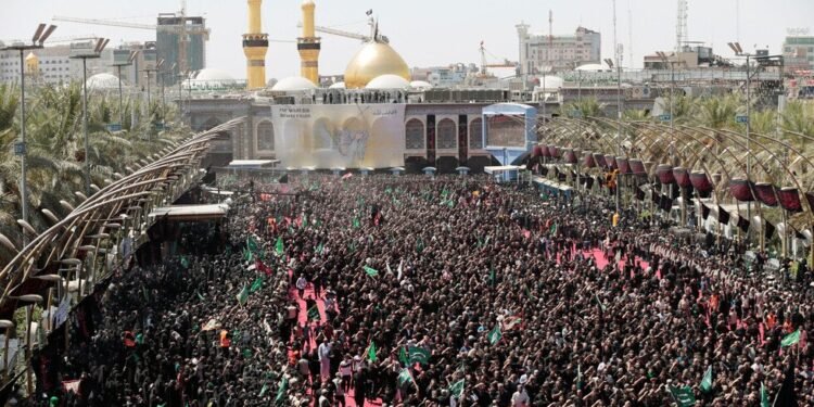 وزارة الداخلية: دخول عشرات الآلاف من الزائرين العرب والأجانب إلى العراق لإحياء ذكرى عاشوراء