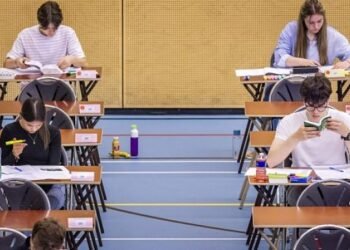 دراسة: حظر الهواتف المحمولة بالمدارس الهولندية أدى إلى تحسين التعلم