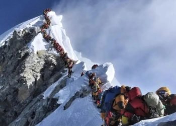 عاصفة ثلجية تحاصر ألف سائح على إيفرست.. عمليات إنقاذ معقدة في أخطر مرتفعات العالم