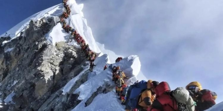 عاصفة ثلجية تحاصر ألف سائح على إيفرست.. عمليات إنقاذ معقدة في أخطر مرتفعات العالم