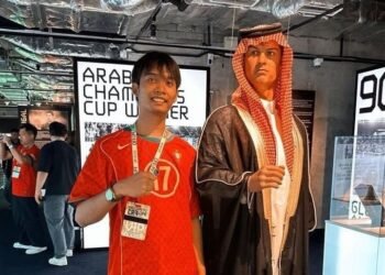 إقبال كبير لرؤيته.. تمثال لرونالدو بالزي العربي في هونغ كونغ