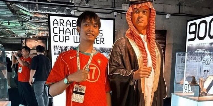 إقبال كبير لرؤيته.. تمثال لرونالدو بالزي العربي في هونغ كونغ