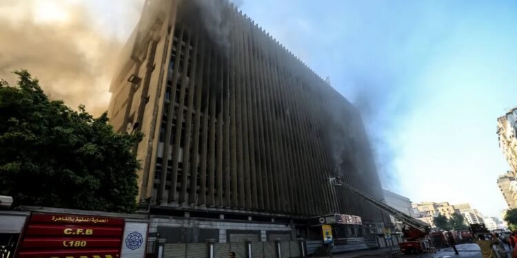 تداعيات حريق سنترال رمسيس القاهرة .. سقوط قتلى والتبريد “مستمر”