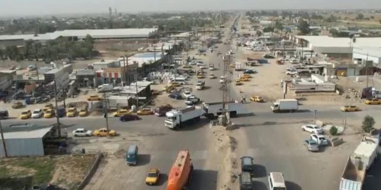 بتوجيه من المحافظ.. مديرية طرق وجسور محافظة بغداد تباشر لإزالة التجاوزات عن طريقين رئيسين