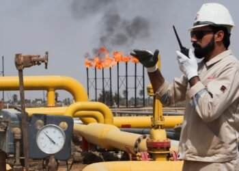 أسعار النفط تتراجع بعد زيادة مفاجئة لإنتاج أوبك+