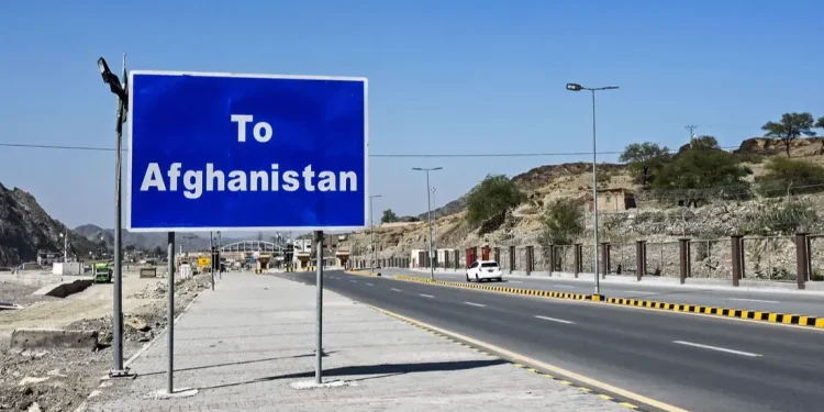 مقتل 15 مدنياً إثر اشتباكات على الحدود بين أفغانستان وباكستان