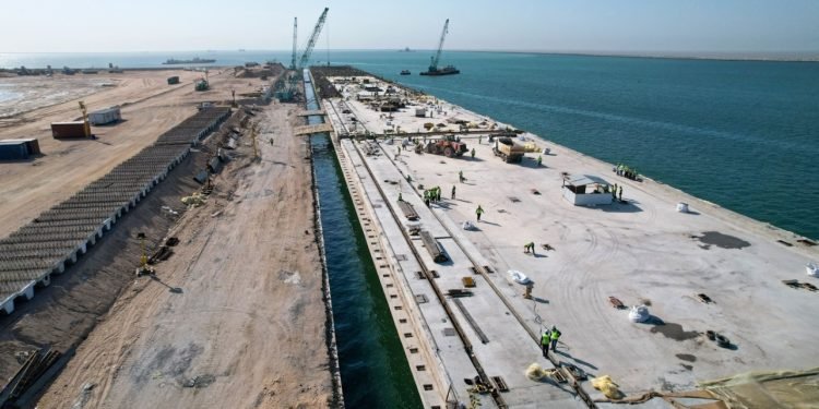 النقل تعلن استكمال التصاميم البرية والسككية لطريق التنمية نهاية العام الحالي