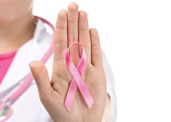 الصحة تدعو النساء إلى الفحص المبكر لسرطان الثدي