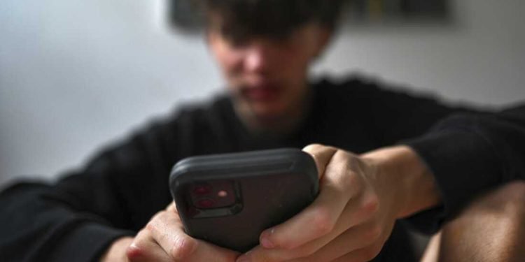 هل يجب منع المراهقين من استخدام وسائل التواصل الاجتماعي؟