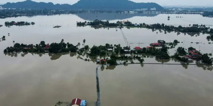 فيضانات جنوب شرق آسيا.. مئات الضحايا بسبب ارتفاع المياه والانزلاقات الأرضية