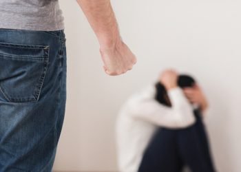 لماذا يشهد العراق ارتفاعاً مخيفاً في حالات العنف الأسري؟