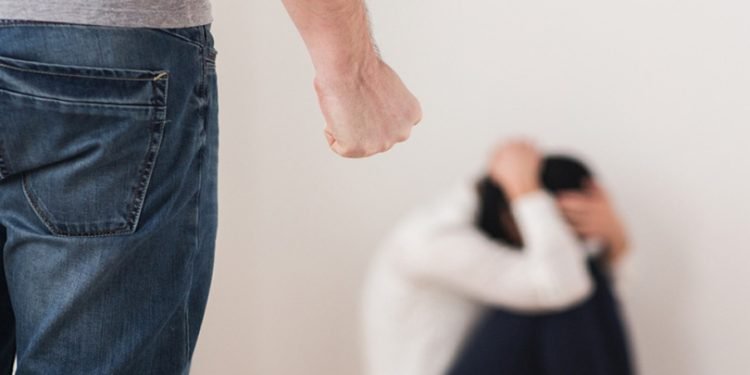 لماذا يشهد العراق ارتفاعاً مخيفاً في حالات العنف الأسري؟