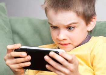 استطلاع: ماذا يشاهد الأبناء على منصات التواصل الاجتماعي؟ وكيف ينعكس ذلك على وعيهم وسلوكهم؟