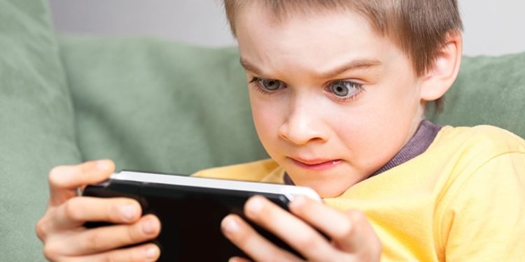 استطلاع: ماذا يشاهد الأبناء على منصات التواصل الاجتماعي؟ وكيف ينعكس ذلك على وعيهم وسلوكهم؟
