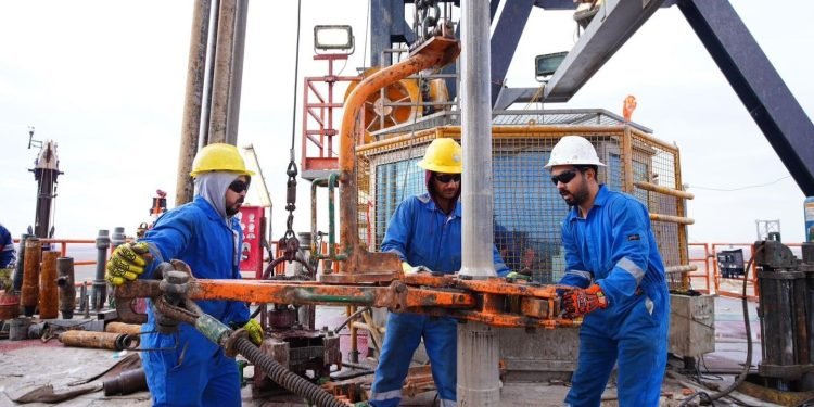 انخفاض أسعار النفط وسط عمليات بيع واسعة النطاق في الأسواق العالمية