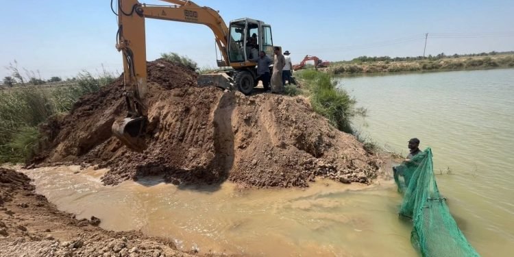 حملة لرفع التجاوزات على المياه في ذي قار