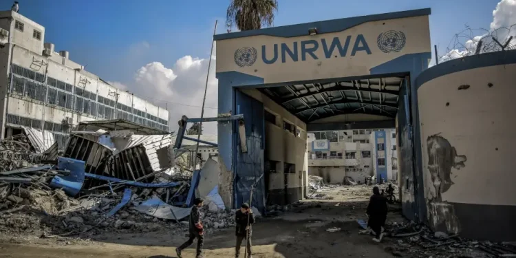 دول عربية وإسلامية تحذر من تداعيات إضعاف «الأونروا»
