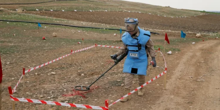 الدفاع المدني: تطوير قدرات فرق رفع الألغام وفق معايير دولية