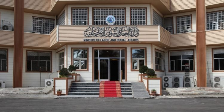 العمل: تحويل آلاف المستفدين من الحماية الاجتماعية