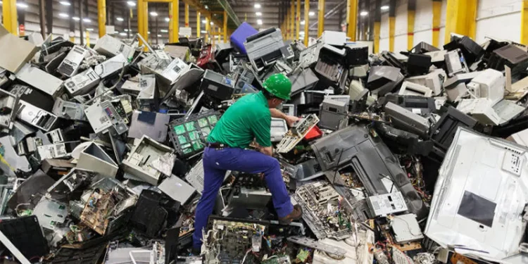 النفايات الإلكترونية بين غياب المعالجة وتحولها إلى خطر استراتيجي