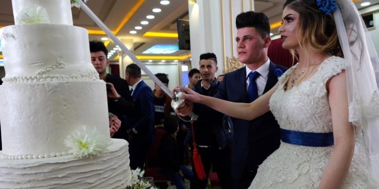 حفلات الزواج.. بين البذخ والواقع الاقتصادي؛ أزمة القيم والممارسات الاجتماعية