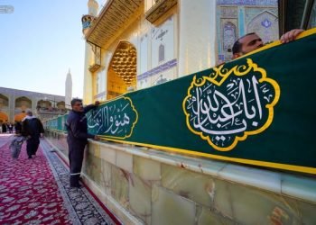 نشر لافتات الفرح في الصحن الحيدري احتفاء بذكرى الولادات الشعبانية