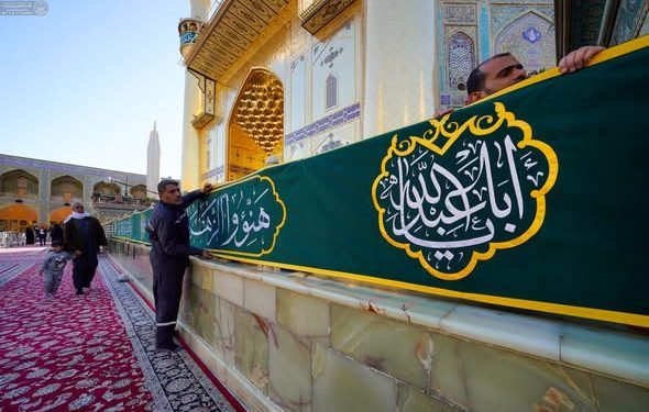 نشر لافتات الفرح في الصحن الحيدري احتفاء بذكرى الولادات الشعبانية