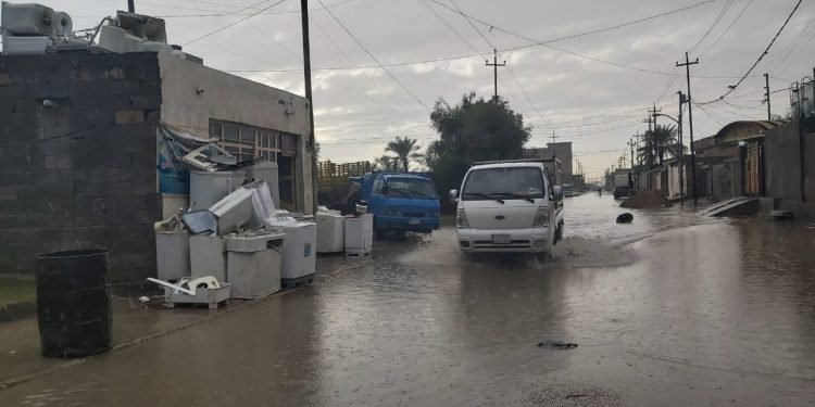 استنفار الجهود الخدمية لسحب مياه الأمطار من الشوارع