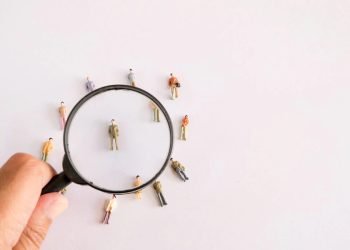 الفرص المسروقة: حين يغتال المالُ كفاءةَ الجهد