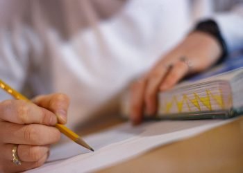 بين الرأي النخبوي والتفاعل الشعبوي من يحدّد قيمة النص؟