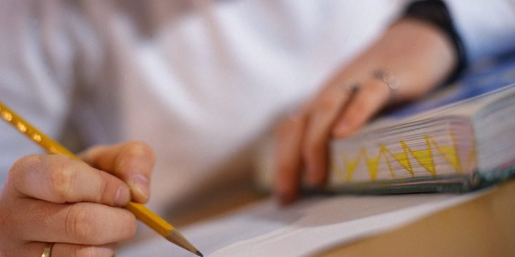 بين الرأي النخبوي والتفاعل الشعبوي من يحدّد قيمة النص؟