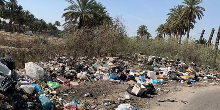 ناقل النفايات: عندما تفضح الرياح إهمالنا البيئي