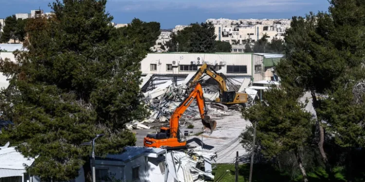 9 دول أوروبية وكندا واليابان تُدين هدم الاحتلال مقر “الأونروا” في القدس