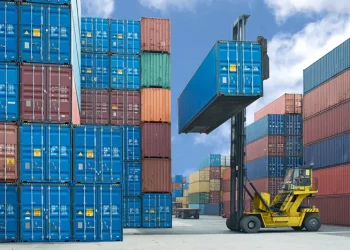 وزير التجارة: لا زيادة في الأسعار والبضاعة متوفرة والاستيراد مستمر