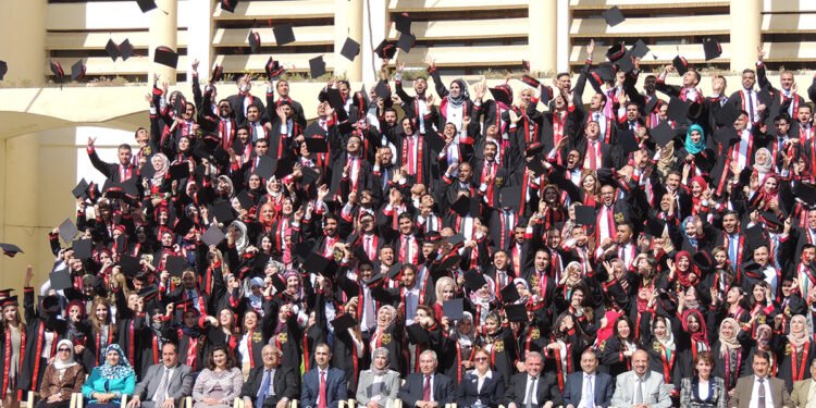 خريجون بمرتبة الضجيج: هل فقدت الجامعات وقارها؟