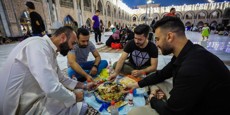 المجالسُ الرمضانية: حينَ تتحولُ الضيافةُ إلى دبلوماسيةٍ تصنعُ الوئامَ المجتمعي