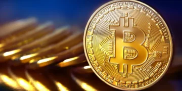 بتكوين تهبط لأدنى مستوى لها في أسبوعين مع تصاعد التحوط